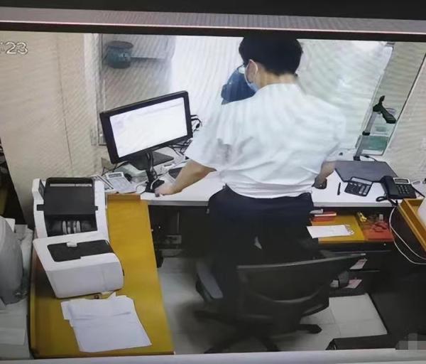 河南老人15年在建行存120万，儿子结婚取钱，银行：目前倒欠13万 第4张
