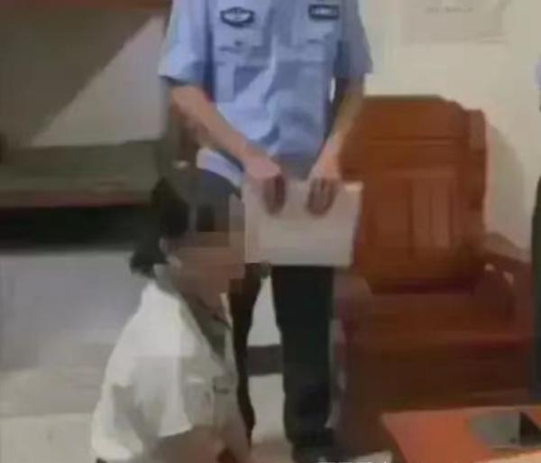 广西一女子地铁上直播隐私处，被重罚！网友：为了钱，脸都不要了 第1张
