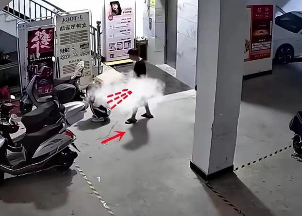 女子下蹲露迷人翘臀，身后陌生男忙脱裤发泄，不明液体喷洒全身 第2张