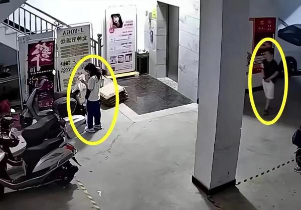 女子下蹲露迷人翘臀，身后陌生男忙脱裤发泄，不明液体喷洒全身 第3张