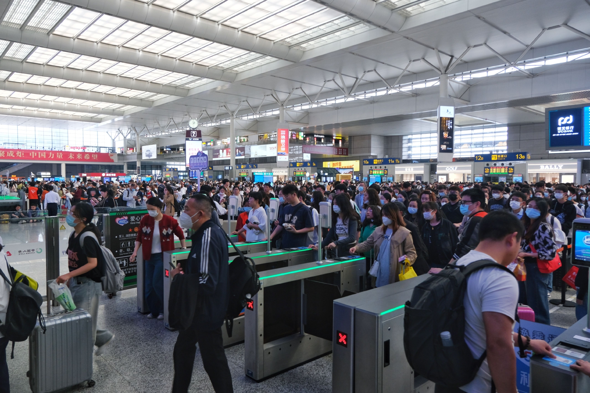 铁路上海站今日客流仍处高位，预计发送旅客53.6万人次