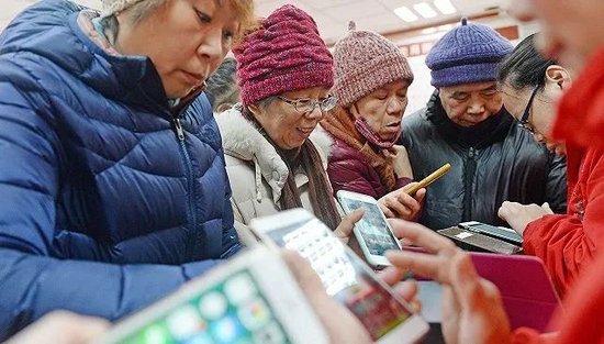 千万粉丝网红“秀才”被封背后，中老年市场的消费力有多大？