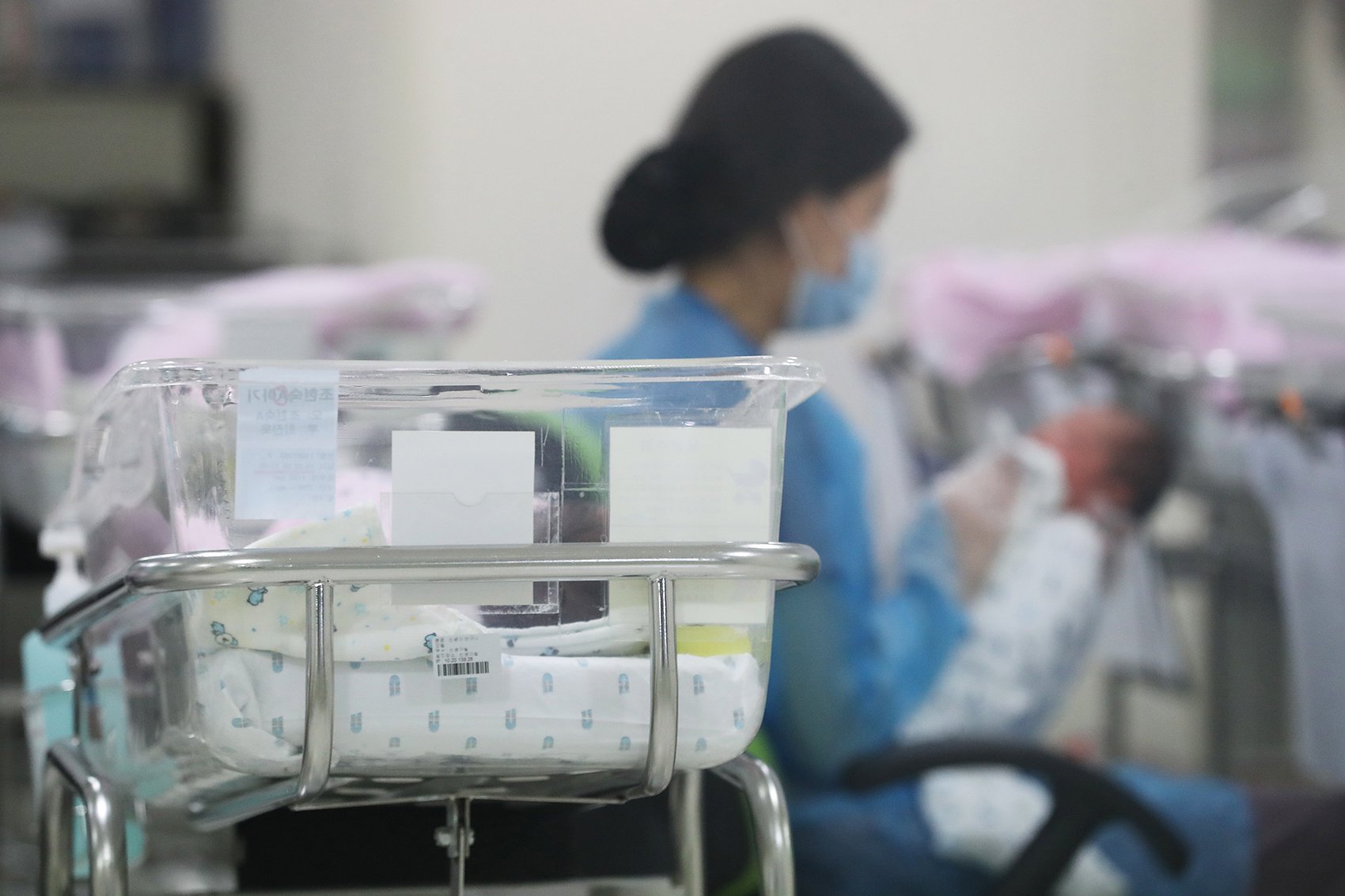 跌破700万对，结婚人数9连降！去年我国结婚人数比上年下降10.6％！25至29岁人数占比最多 第5张