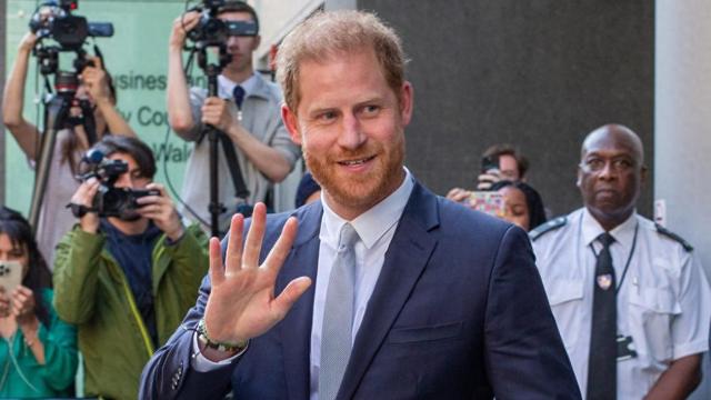 哈里王子控诉英国小报窃听案胜诉，将获14万英镑赔偿金