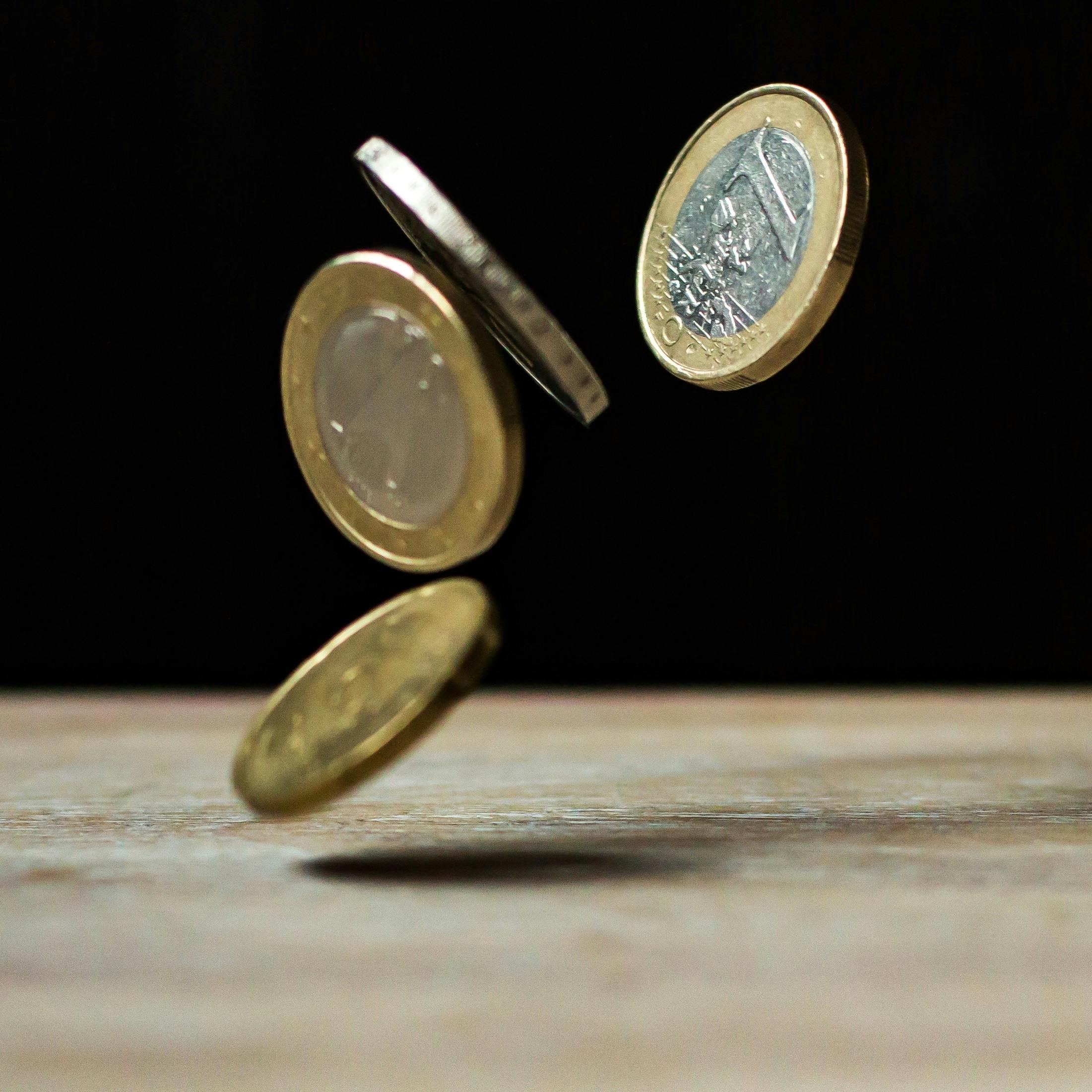如何分析市场趋势并做出贵金属投资决策？这种分析如何帮助贵金属投资者规避风险？ 第1张