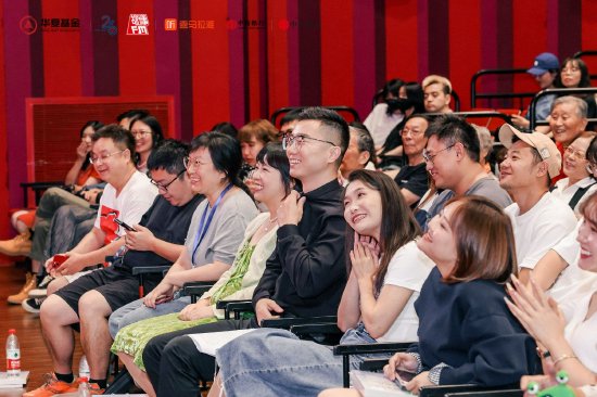 “家是我不分心的关注笼罩之地”：故事开放麦畅聊爱、选择、养老 第5张