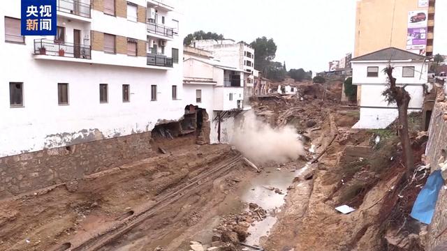 西班牙洪灾遇难人数升至214人 志愿者步行前往灾区救援 第1张