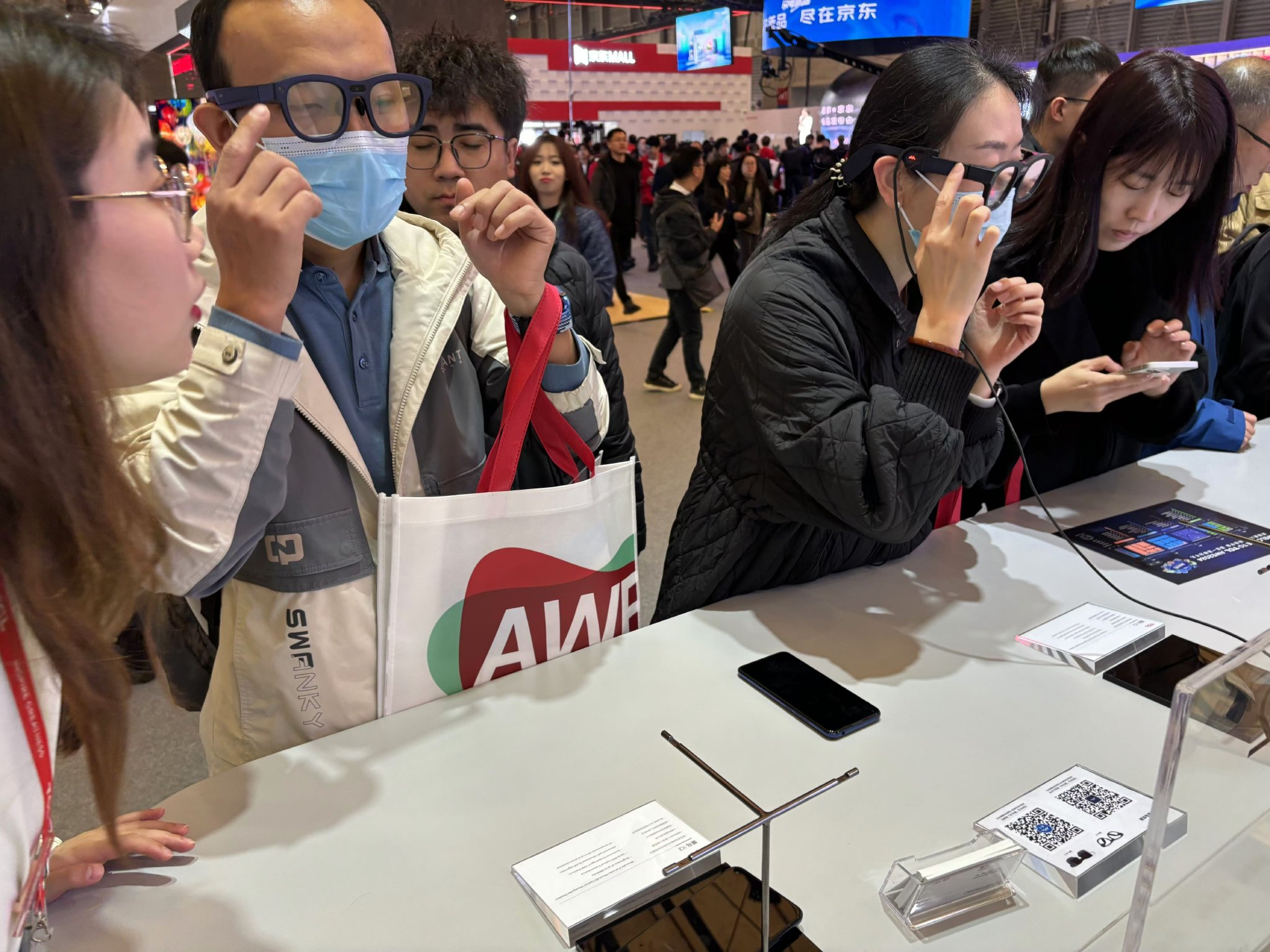 苹果Vision Pro销量不及预期，新一代产品预计2026年才推出 第1张