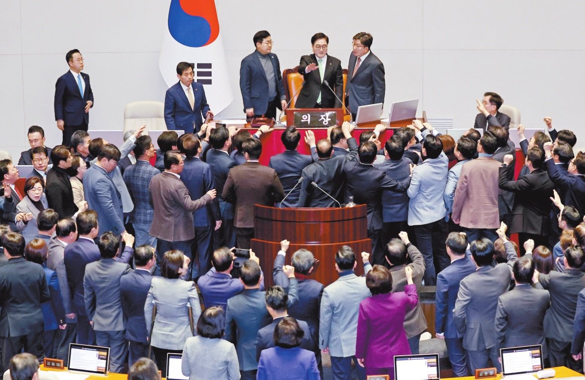执政党派高喊“无效”，媒体感叹“前所未有”，弹劾代总统加剧韩国担忧